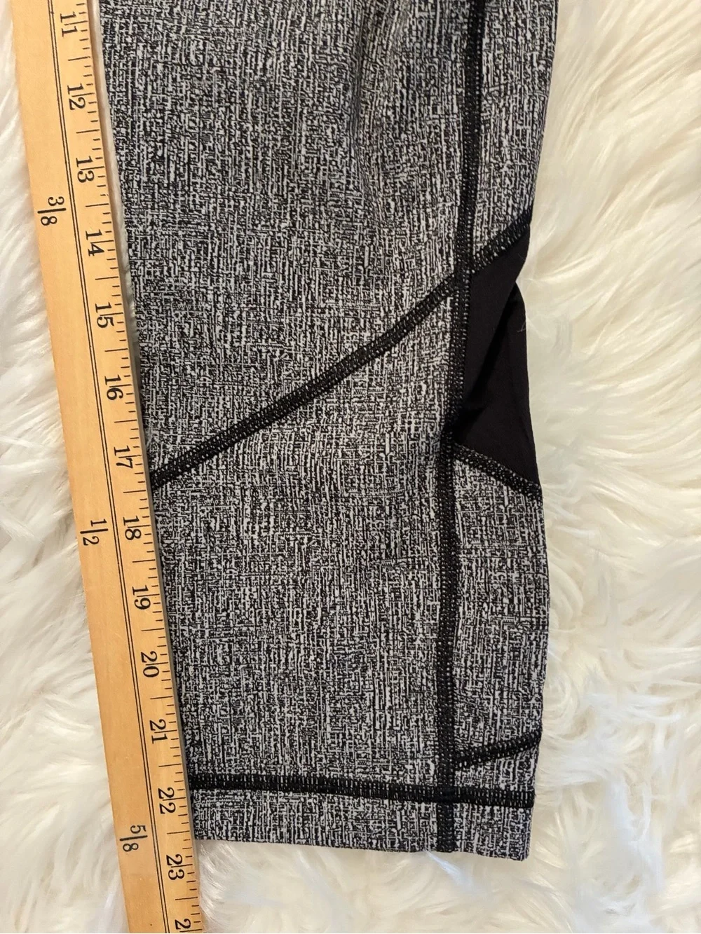 Lululemon Pace Rival Crop 22” Sz 10 Black & White  Activewear